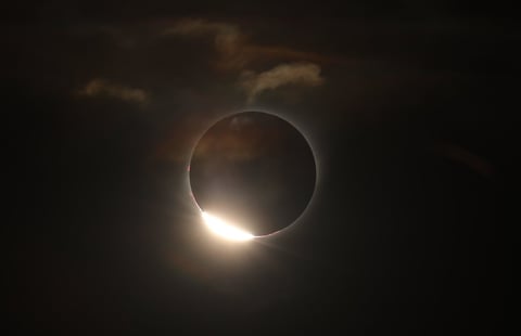 Una hora después del denominado 'primer contacto', cerca de las 17:30 (20:30 GMT), la órbita de la Luna se situó encima de la solar por completo y provocó el estado de 'umbra'.