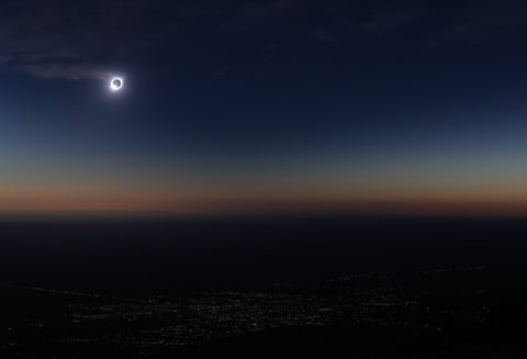 Al contrario de lo que sucede con el ciclo solar, el eclipse avanzó de oeste a este, por lo que la primera provincia argentina donde se vio fue en San Juan.