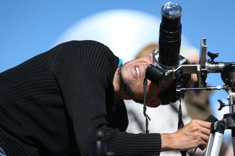 En una tarde soleada y despejada en San Luis, el aficionado a la astronomía argentino Mariano Arias dijo a Efe que, para él, poder ver un eclipse así es 'magia'.