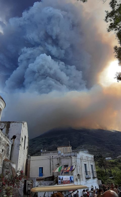 El volcán de la isla de Estrómboli, en el sur, registró este miércoles una serie de violentas explosiones.