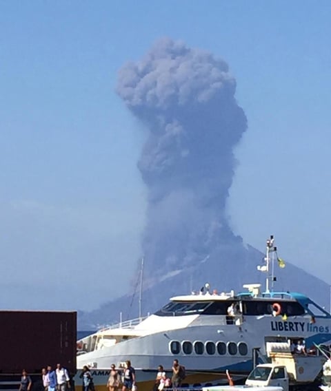 Expulsó rocas, ceniza y lava.