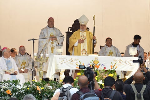 Los 25 obispos que visitaron la región, desfilaron detrás del nuevo obispo; el nuncio apostólico, Franco Coppola; el cardenal emérito, Norberto Rivera y Carlos Aguiar Reyes, cardenal primado de México.