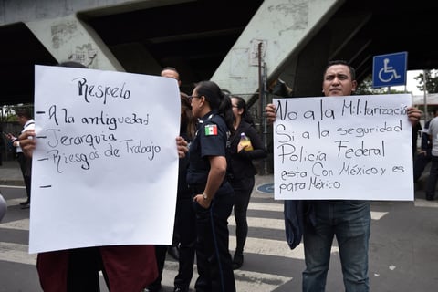 Uno de los inconformes, Alberto García Salgado, dijo a Efe que 'no es suficiente' el dinero que se les ofrece por la Guardia Nacional a cambio de dejar de lado a sus familias por tener que trasladarse a realizar operativos.