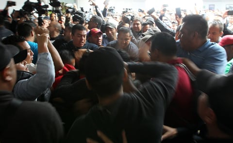 Hasta el momento han podido contactar con dos grupos en representación de los policías inconformes, estableciendo una mesa de diálogo que, dijo, será 'permanente'.