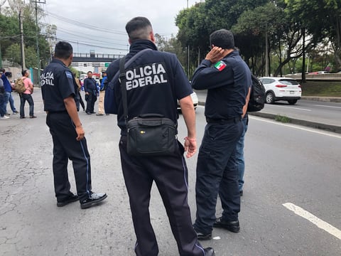 Los policías en protesta reclaman que, de tener que incorporarse a la Guardia -compuesta por militares, policías y marinos- podría desaparecer un bono mensual del que gozan los agentes.