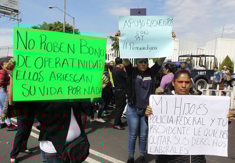 Exaltados, a golpes y empujones, los agentes policiales lanzaron botellas y todo tipo de objetos contra el cuartel y contra un grupo militar que trató de calmar los ánimos.