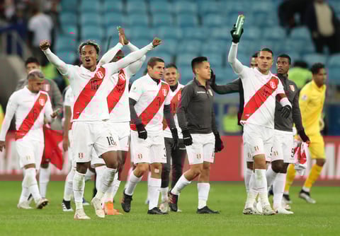 Perú echa al bicampeón Chile