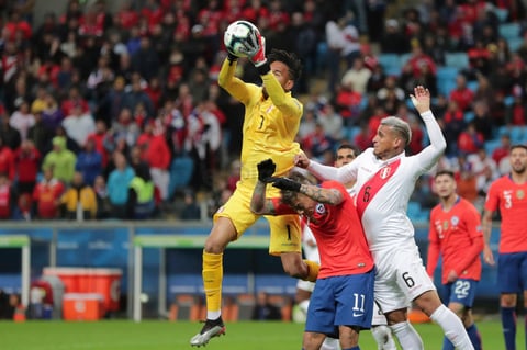 Perú echa al bicampeón Chile