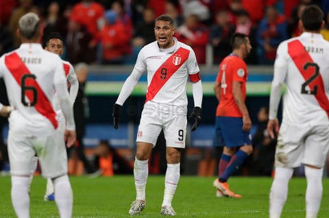 Perú echa al bicampeón Chile