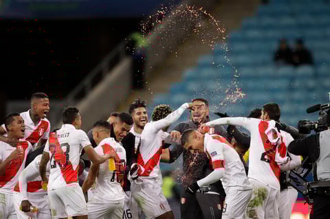 Perú echa al bicampeón Chile