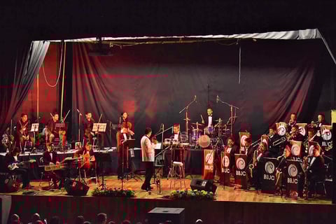 Su debut se armonizó entre éxitos dorados del jazz, ritmos de swing y sueños musicales.