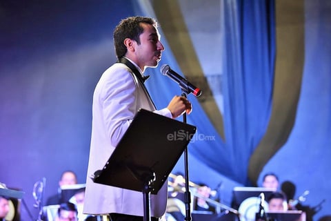Ante partituras y atril, envuelto en traje de gala, el director Édgar Alan Flores, pidió un aplauso para los músicos presentes.