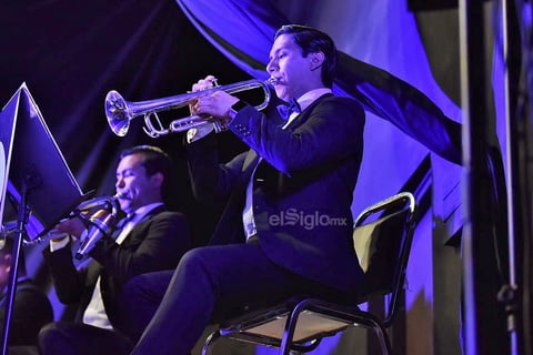 El público, orgulloso de los suyos, respondió al conjunto.