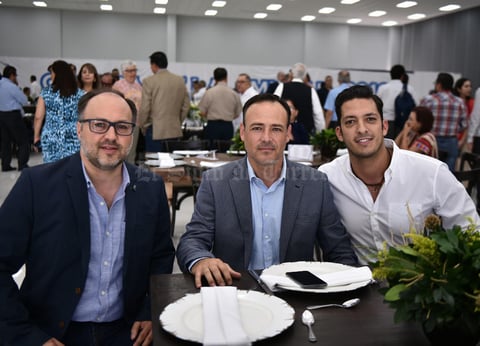 04072019 Intercambian ideas