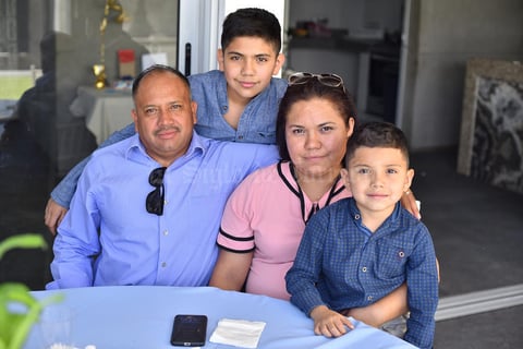 04072019 EN RECIENTE CELEBRACIóN.  César, Daisy, Daniel y César.