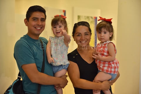 04072019 Asisten al espectáculo en familia.