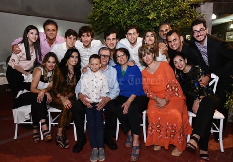 04072019 UNA VIDA JUNTOS.  Héctor Valdés Romo y Conchita Gutiérrez celebraron 54 años de feliz matrimonio. En la imagen, los acompañan sus hijos y nietos.