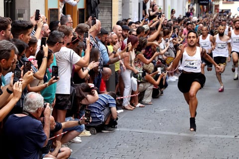 Su única regla es correr sobre tacones de hasta un máximo de 15 centímetros.