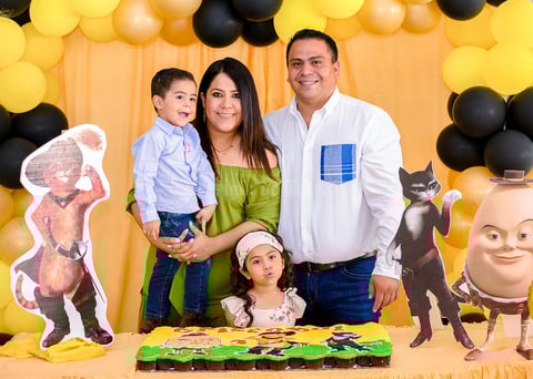 Cristóbal con sus papás, Isabel y Fernando, y su hermanita, Bárbara
