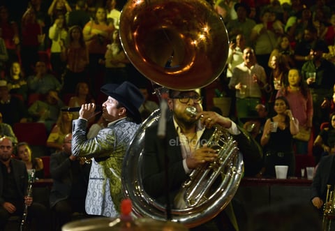 Julión no paraba, bailaba, brindaba, se tomaba fotos, saludaba y en su rostro se reflejaba una gran sonrisa cada vez que volteaba al público y los veía disfrutando.