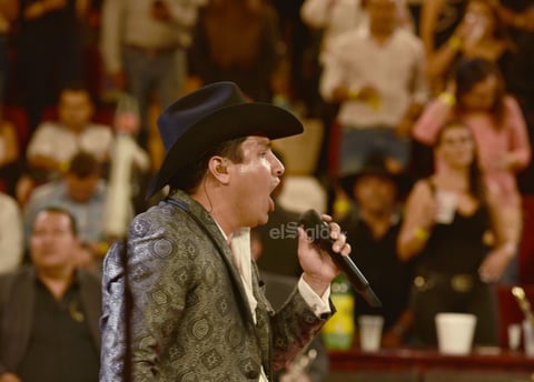El ambiente era de fiesta y él lo sabía, quería que la gente de Gómez Palacio la pasara bien; repetía que complacería al público y así fue.