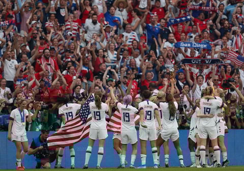 La capitana Megan Rapinoe, de penal al minuto 61, y Rose Lavelle, al 69, fueron las artífices del triunfo.