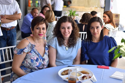 06072019 Inglaterra, Karina y Cecy.
