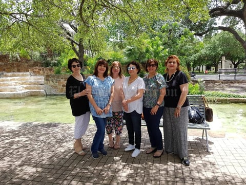08072019 AMIGAS ESCRITORAS.  Yeye Romo, Mo Irazoqui, Lourdes Benavides, Adela Celorio, Esperanza Vera y Naima Papadópulos asistieron al Taller de Escritura Creativa que se impartió en el Instituto Cultural Mexicano en San Antonio, Texas.