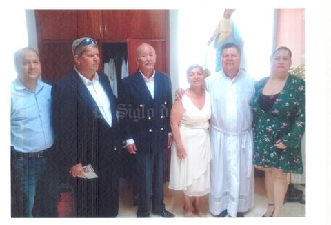 07072019 MISA POR MEDIO SIGLO.  Octavio, Jesús y Carla acompañados del Monseñor Escamilla, misa de 50 años en la Catedral en Torreón.