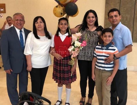 08072019 TERMINA LA PRIMARIA.  Helen Rangel Gutiérrez con sus papás, Cuauhtémoc e Ivonne, su hermano, Fernando, y sus abuelos, Fernando y Elena.