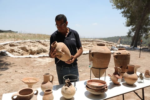 En el yacimiento, encontraron cuencos y una lámpara de aceite, como ofrendas colocadas debajo de los edificios para traer buen destino en la construcción, además de herramientas de piedra y metal datadas entre los siglos XII y XI a.C.
