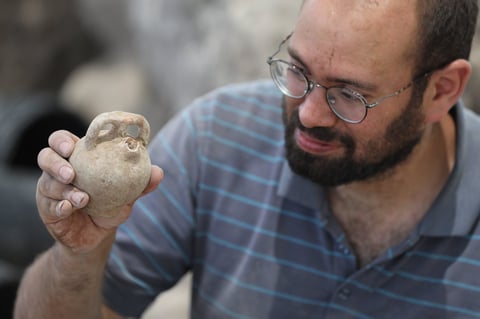 El profesor Yosef Garfinkel, de la Universidad Hebrea de Jerusalén, y el investigador de la Autoridad de Antigüedades de Israel Saar Ganor, junto con un equipo de la Universidad de Macquarie de Sidney, son los encargados del estudio del hallazgo.