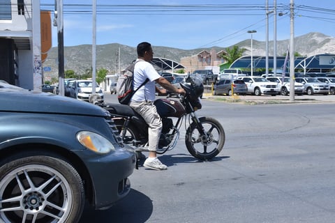 No portan casco. Pese a que cuentan con el casco al momento, varios moticiclistas prefieren no hacer uso del mismo, lo que representa un riesgo a su integridad y los podría hacer acreedores a una infracción.