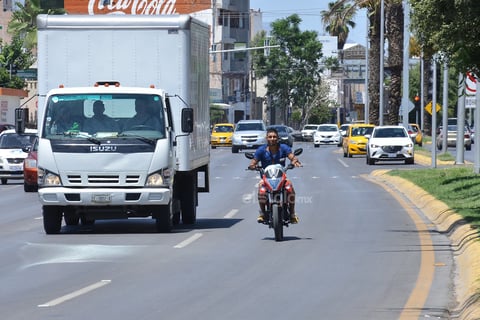 Carril de alta velocidad. Sobre el bulevar independencia algunos motociclistas circulan sobre el carril recargado al camellón.