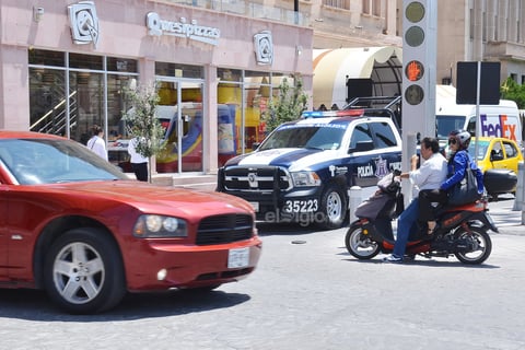 En sentido contrario; frente a la autoridad, Sin portar casco ambos tripulantes y en sentido contrario fueron captados ciudadanos en el Paseo Morelos y calle Valdez Carrillo.