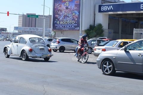 En sentido contrario. Ciudadano manejando en sentido contrario sobre carril donde automovilistas dan vuelta a la derecha.