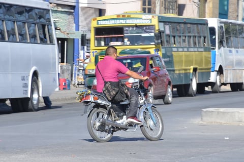 Sin casco y sobre carril central. En el bulevar Revolución se pudieron observar motociclistas circulando por el carril de alta velocidad y sin portar casco.