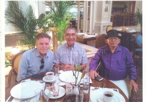 09072019 FESTEJAN ANIVERSARIO.  Doctores Alfredo Guitrón Cantú, Antero Sylveira Michel y Leonel Rodríguez celebrando el 46 aniversario de haber egresado de la Facultad de Medicina de Torreón (1968-1973).