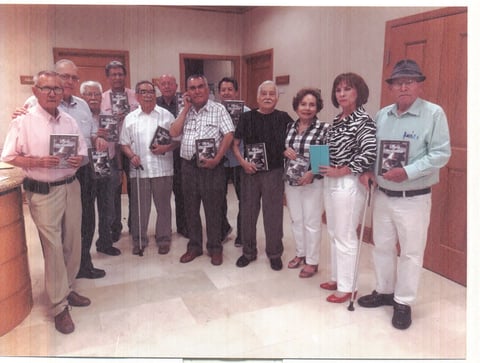 09072019 EN RECIENTE EVENTO . El grupo de adultos mayores Amantes de la vida recibieron un ejemplar del libro El arte de mandar, de la autoría del General Adolfo Castillo López.