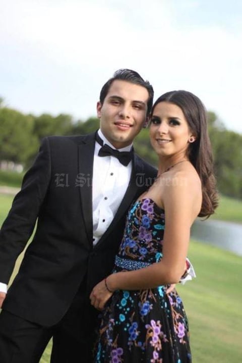 09072019 MUY CONTENTOS.  Iván Riquelme acompañado de su novia, Diana Batres, el día de su graduación de preparatoria.