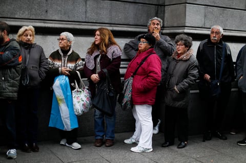 Cientos de personas se acercaron a despedir al expresidente argentino.