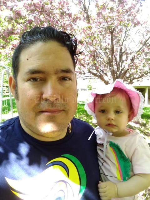 10072019 LINDA POSTAL.  Iker Leal con su hija, Maite.