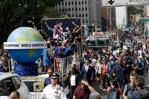 Acompañan a las Campeonas del Mundo en desfile de NY