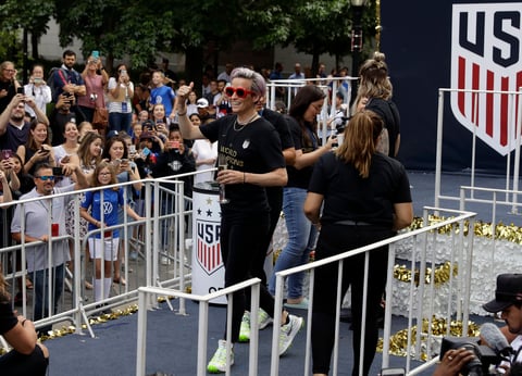 Acompañan a las Campeonas del Mundo en desfile de NY