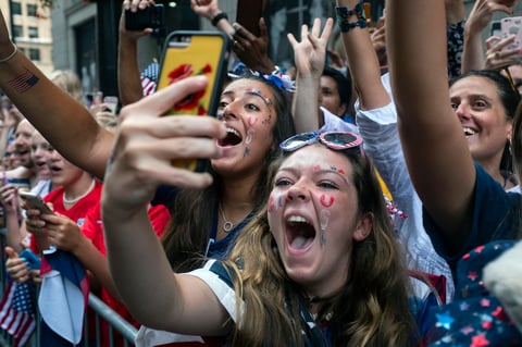 Acompañan a las Campeonas del Mundo en desfile de NY