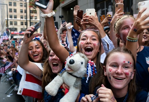 Acompañan a las Campeonas del Mundo en desfile de NY