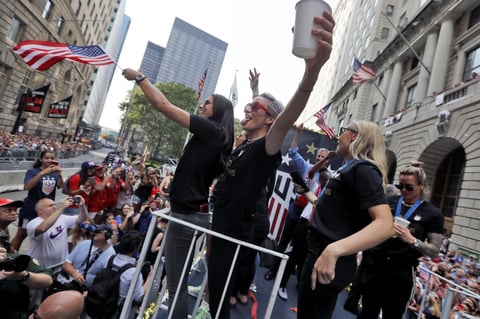 Acompañan a las Campeonas del Mundo en desfile de NY