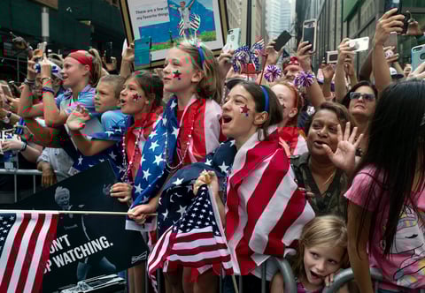 Acompañan a las Campeonas del Mundo en desfile de NY