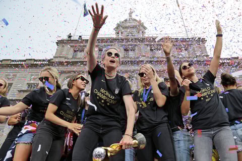 Acompañan a las Campeonas del Mundo en desfile de NY