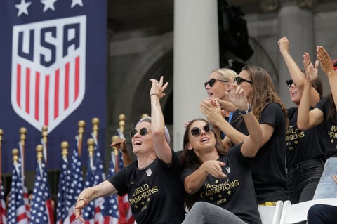 Acompañan a las Campeonas del Mundo en desfile de NY